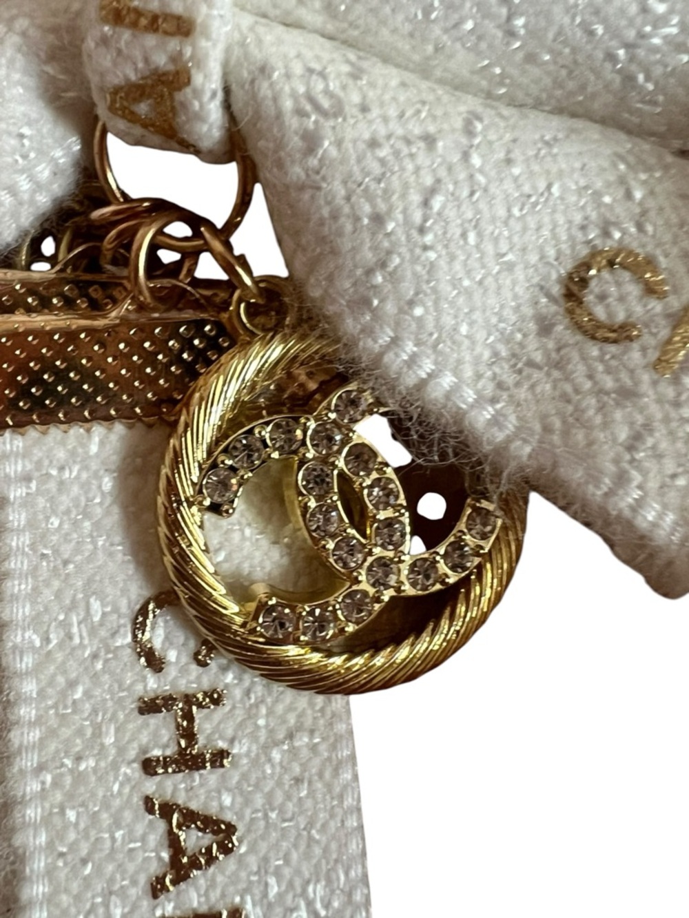 CHANEL White and Gold Bow Key & Card Holder Charm - Picture 10 of 13
